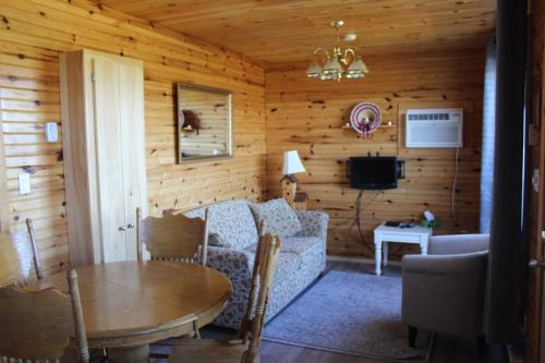 北拉斯蒂科Chalets Grand Pre Cottages的客厅配有沙发和桌子