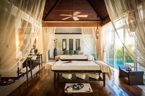 蔻立ROBINSON KHAO LAK的一间卧室配有两张床和吊扇