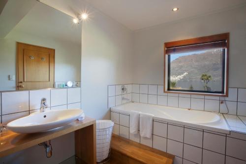 Hidden Lodge Queenstown的一间浴室