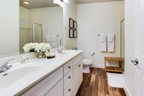加尔维斯敦Point West Resort的白色的浴室设有水槽和卫生间。
