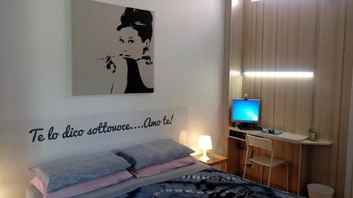 Infernetto阿莫特公寓的一间卧室配有一张床和一张带电脑的书桌