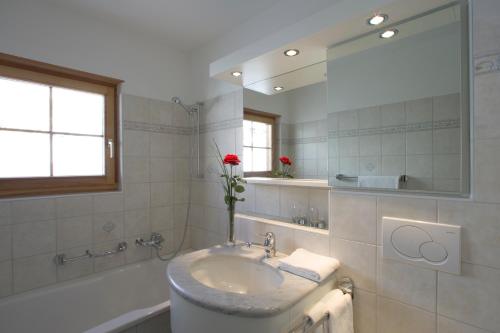 楚奥茨阿莱格拉酒店 的一间带水槽、浴缸和镜子的浴室