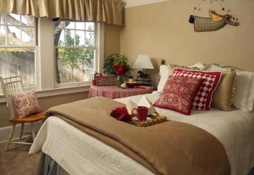 洛迪Cottage on Armstrong的一间卧室配有一张带毯子的大床