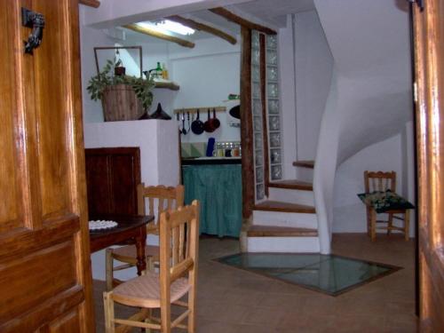 普里埃格·德·科尔多巴La Villa Priego de Cordoba的客厅设有楼梯和桌椅