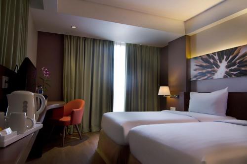 塞尔蓬塞尔彭瑟尔滨海酒店 的酒店客房配有两张床和一张书桌