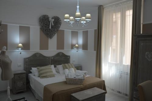 热那亚Ca dei Nobili的卧室配有一张床,墙上有两颗心