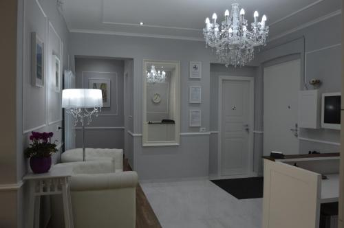 热那亚Ca dei Nobili的客厅配有吊灯和白色沙发