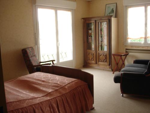 Provenchèregite Loca的一间卧室配有一张床、一张沙发和窗户。