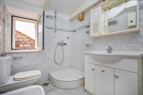 杜布罗夫尼克Villa Leora Dubrovnik的白色的浴室设有水槽和卫生间。