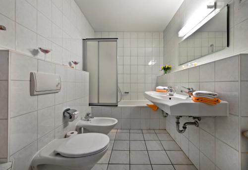 韦尔道卡塔日内恩奥夫酒店的白色的浴室设有卫生间和水槽。