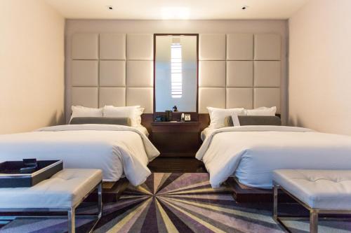 芝加哥常春藤精品酒店的一间卧室配有两张床和镜子