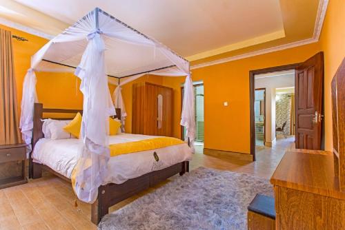 SaganaNokras Riverine Hotel & Spa的一间卧室配有一张带天蓬的床