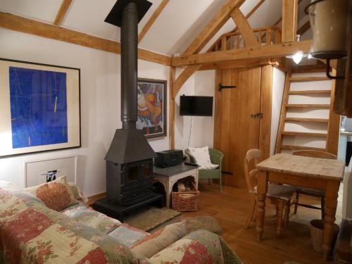博利厄Wayside Cottage的客厅配有炉灶和沙发。