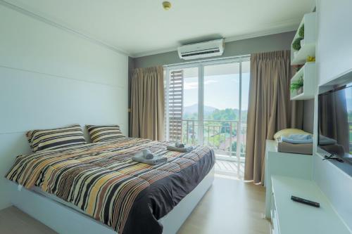 邦萨雷博安邦萨拉伊精品1号公寓的一间卧室设有一张床和一个阳台