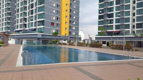 莎阿南维斯塔阿兰公寓的一座位于高楼城市的游泳池