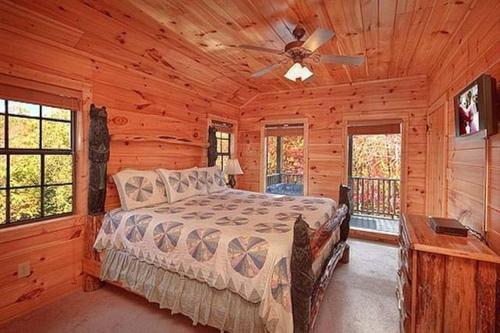 赛维尔维尔Mountain Seclusion的小木屋内一间卧室,配有一张床