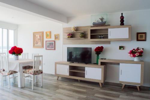 贝尼多姆Apartamento Ibañez的客厅配有电视和桌椅