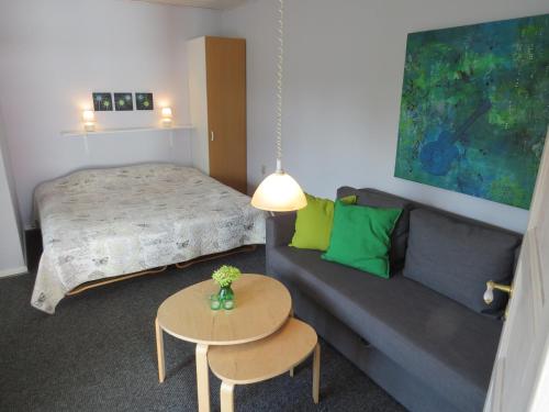 布拉万德加尔尼布拉凡汽车旅馆 的一间卧室配有一张床、一张沙发和一张桌子