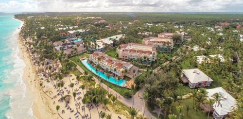 蓬塔卡纳Grand Palladium Bavaro Suites Resort & Spa - All Inclusive的海洋旁度假胜地的空中景致