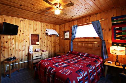 Three Bears Lodge客房内的一张或多张床位