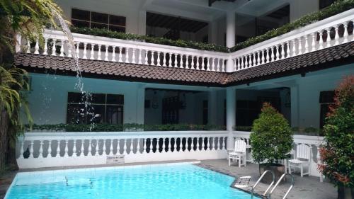 日惹布拉多克酒店&餐厅的一座房子庭院中的游泳池