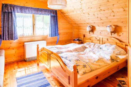 毛特恩多夫Ferienhütte Hoitahüttl的小木屋内一间卧室,配有一张床