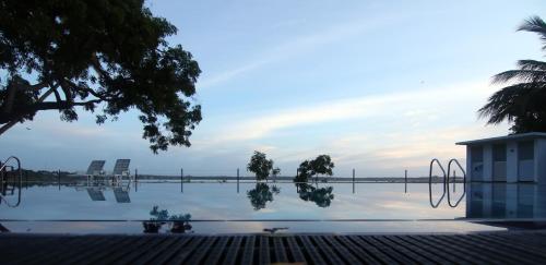 汉班托塔汉班托塔翠绿酒店的享有带水中椅子的游泳池的景色