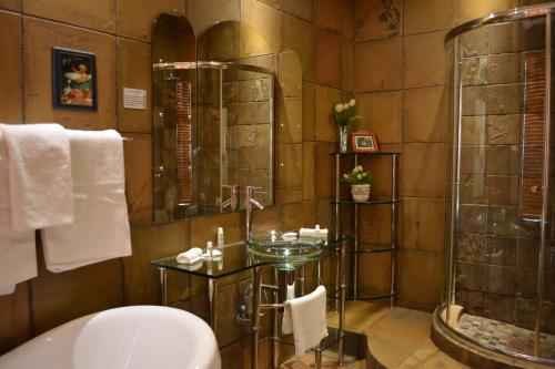 肯普顿帕克酒庄宾馆和会议中心的一间带玻璃淋浴和水槽的浴室