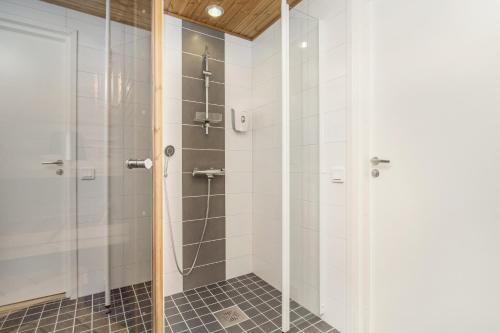 耶姆赛Holiday Club Himos Superior Apartments的浴室里设有玻璃门淋浴