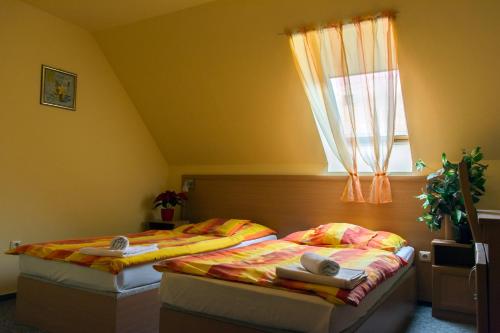 考波什堡图卢艾特伦酒店的一间卧室设有两张床和窗户。