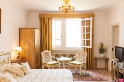 穆然飞鸟天堂庄园酒店的卧室配有一张床和一张桌子及椅子