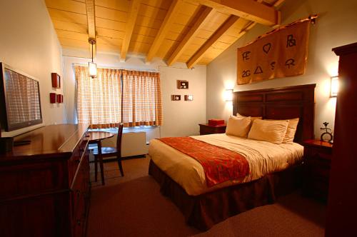 比林斯多德牧野别墅酒店的酒店客房配有一张床、一张书桌和一张书桌。