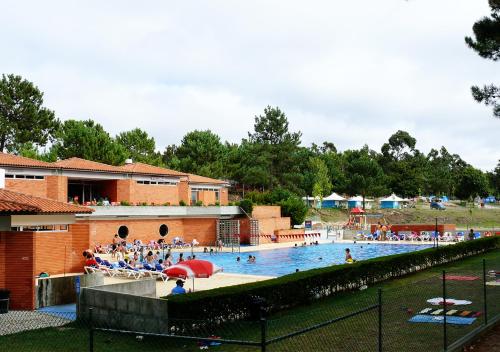 福斯·杜·阿勒奥Parque de Campismo Orbitur Foz de Arelho.的一座大型游泳池,里面有很多人