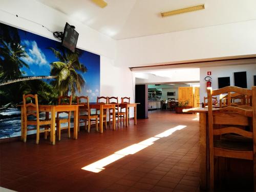 福斯·杜·阿勒奥Parque de Campismo Orbitur Foz de Arelho.的用餐室配有桌椅和壁画