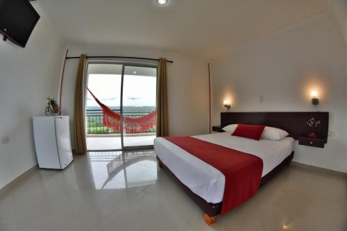 MonterreyHotel Montserrat Plaza的一间卧室设有一张大床和一个大窗户