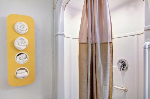绿湾绿湾6号汽车旅馆的带淋浴的浴室,配有毛巾