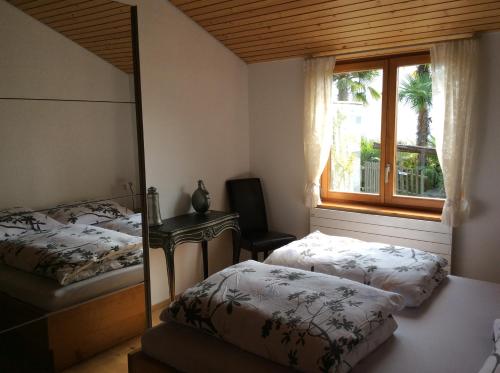 ContraCatarina的一间卧室设有两张床和窗户。