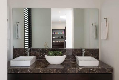 波哥大Attik Luxury Apts的一间带两个盥洗盆和大镜子的浴室