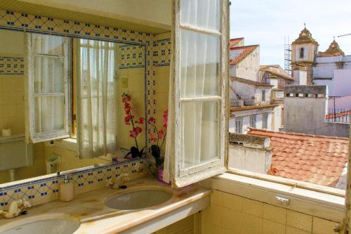 埃武拉卡萨德斯蒂亚戈酒店的一间带两个盥洗盆和两个窗户的浴室