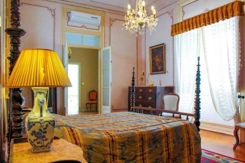 埃武拉卡萨德斯蒂亚戈酒店的一间卧室配有一张带台灯的床铺,