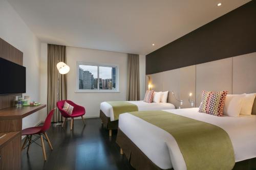 上海康铂酒店(上海火车站人民广场店)的酒店客房设有两张床和电视。
