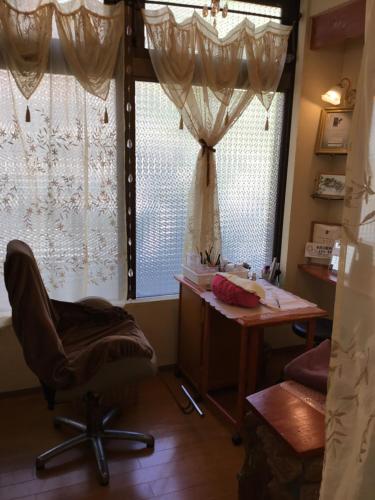 草津药师之汤汤元馆的客房设有书桌、椅子和窗户。