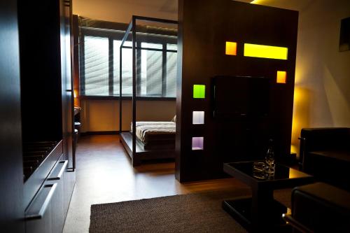 阿斯蒂阿尔拉姆酒店的客房设有带一张床和镜子的卧室