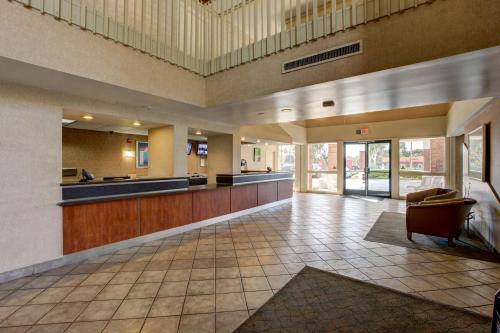 圣安娜尔湾6号汽车旅馆 - 奥兰治县机场店的医院的大厅,有等候室