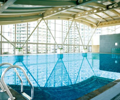 深圳深圳中洲圣廷苑酒店世纪楼, 华强北商圈的大型建筑中的大型游泳池