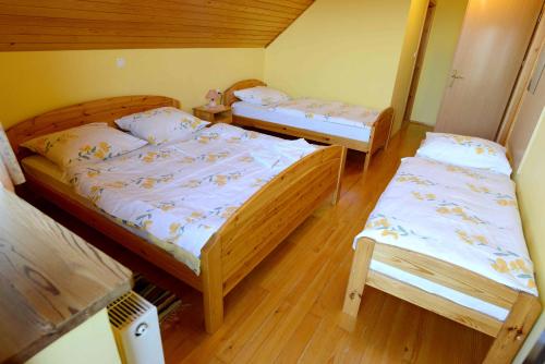 兹雷切Apartment House Koprivnik的双床间,铺有木地板