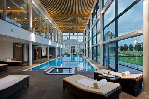 卡斯尔马特卡斯尔马特度假酒店的一座带窗户游泳池的大型建筑