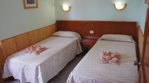 卡勒达德福斯特卡斯蒂略海滩酒店的两张带粉红色娃娃的床。