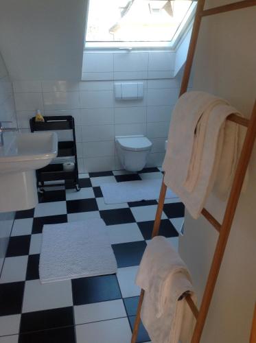 莱茵河畔凯尔Kress No.1的浴室铺有黑白格子地板。