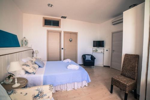 陶尔米纳斯特科佩塔住宿加早餐酒店的卧室配有1张床、1张桌子和1把椅子